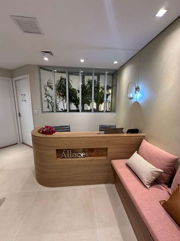 Consultório da Clínica Állace com mesa de atendimento