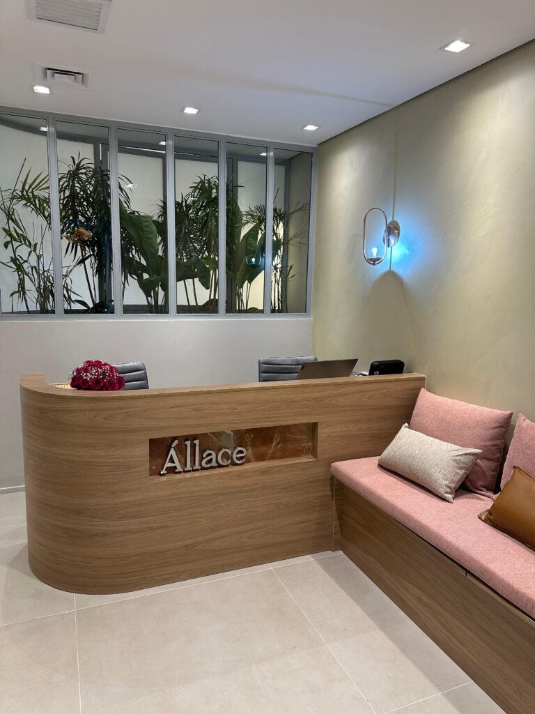 Recepção da Clínica Állace, com balcão de atendimento e espera