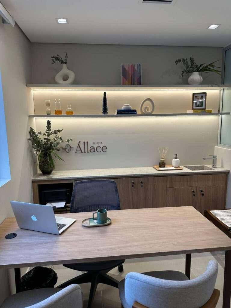 Consultório com bancada de trabalho e prateleiras