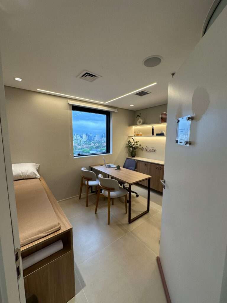 Sala de atendimento da Clínica Állace com janela ampla